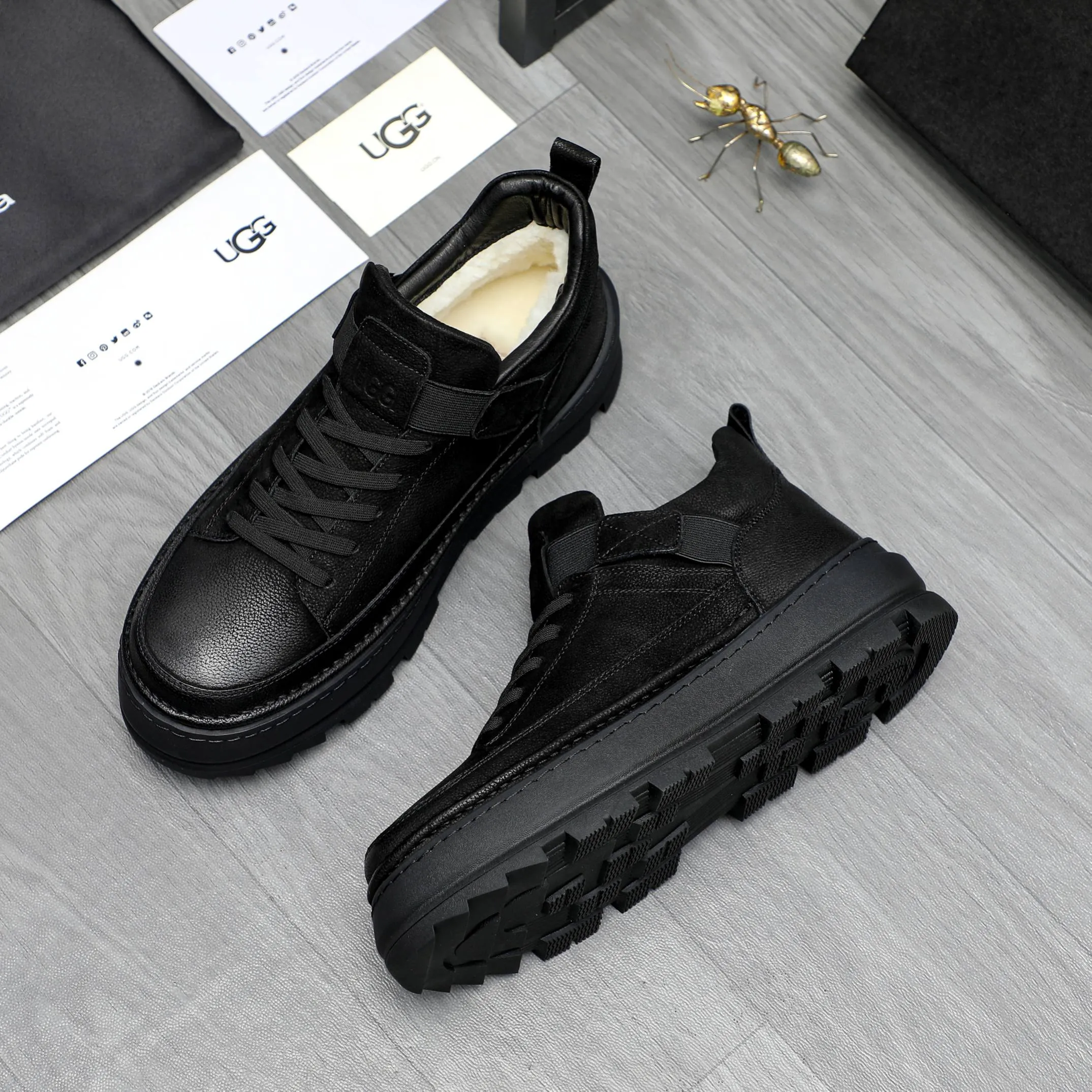 P620 Product trademark: "UGG" Gaobang men's shoes Regular size: 39-44 Product materials: Selected first-layer cowhide upper, wool lining, original outsole